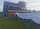 Opbouwen tent op sportpark 'Het Springer' (dag 2) (5/43)